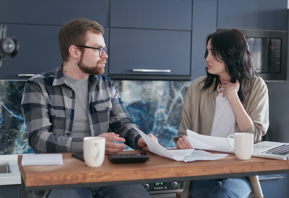 Image of a couple discussing personal finance, representing the theme of the text and providing visual context for visually impaired readers.